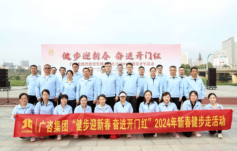 高昂姿势健步走，龘龘向前启新程